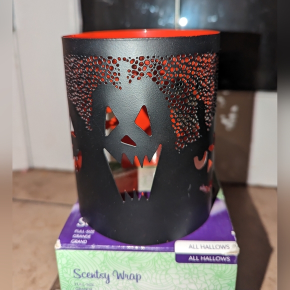 Scentsy "All Hallows" Warmer Wrap New in Box - Picture 3 of 4